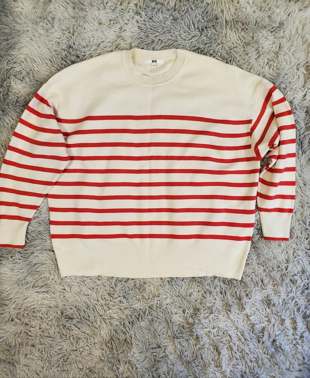 Uniqlo Crewneck Sweater with Red Stripes - Picture 9 of 9